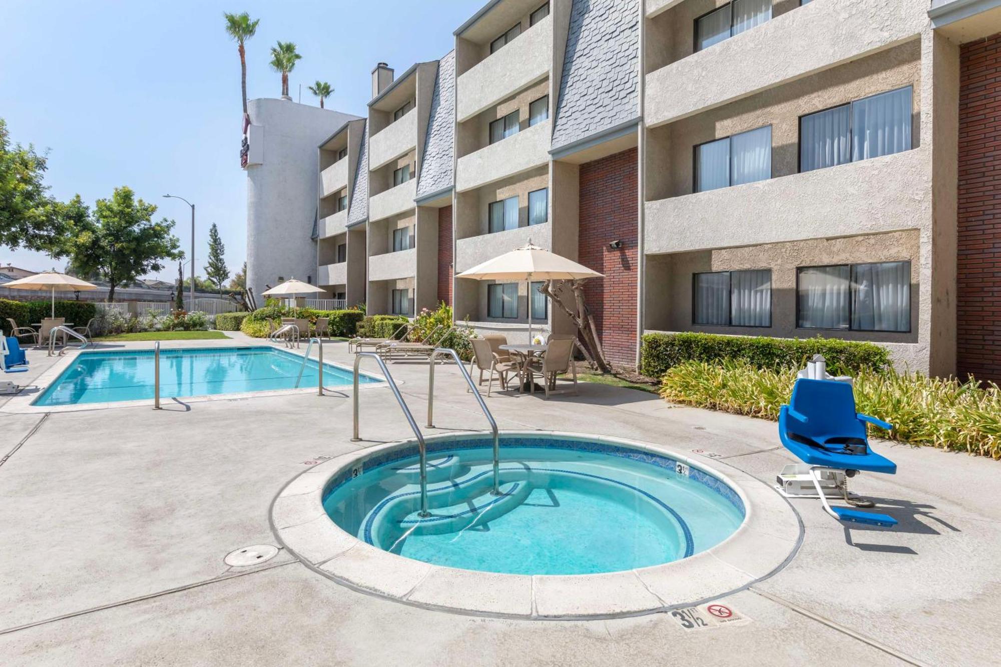 Best Western Plus West Covina Inn Экстерьер фото